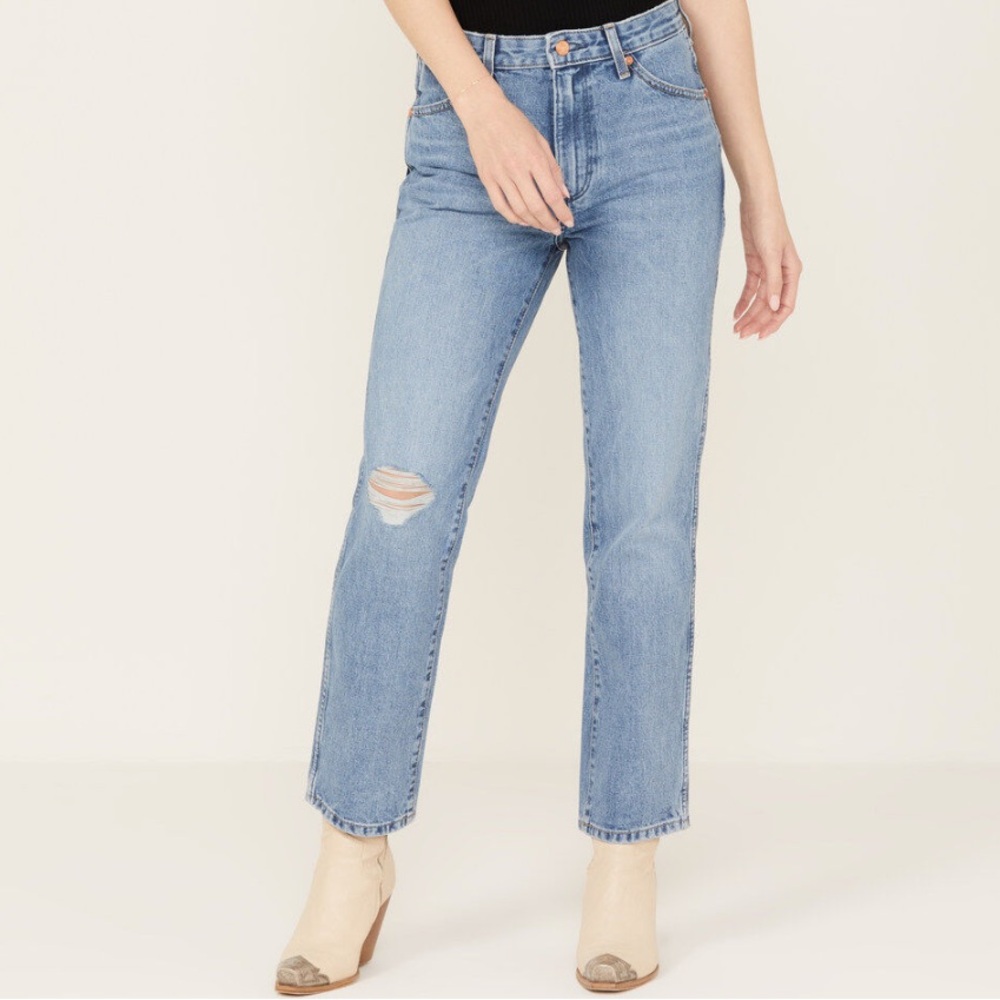 Wrangler Women’s size 31 light wash straight leg jeans distressed high rise